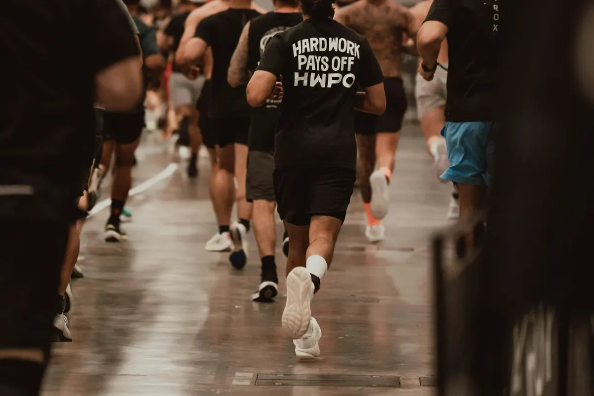 Coureurs en épreuve indoor entre deux stations