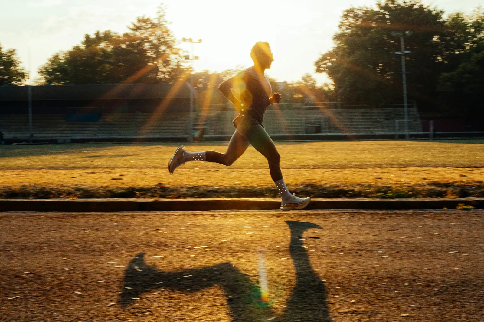 Coureur au sprint sur une piste au coucher du soleil