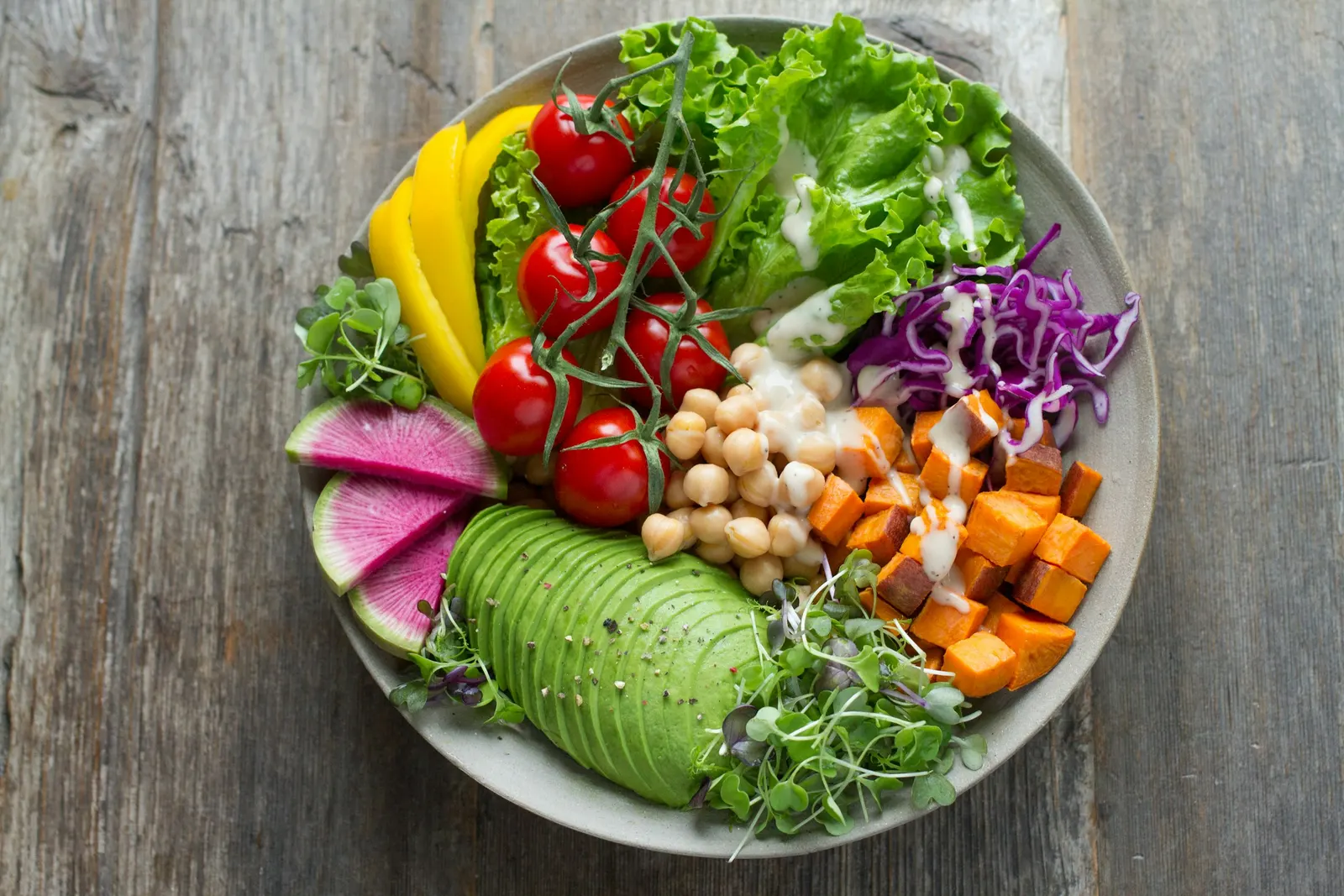 Bol de légumes variés, avocat et pois chiches